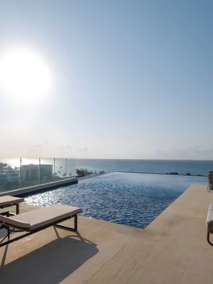 Rooftop Pool & Sky Bar